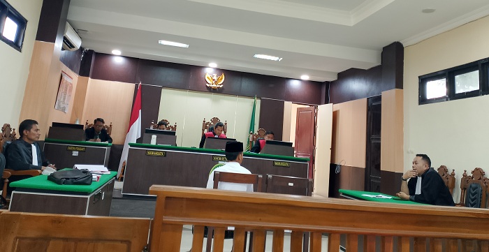 HUKUM: Farel mengikuti sidang pemeriksaan terdakwa di Pengadilan Negeri Sampang, Rabu (13/8). (UBAIDILLAHIR RAIE/JPRM)