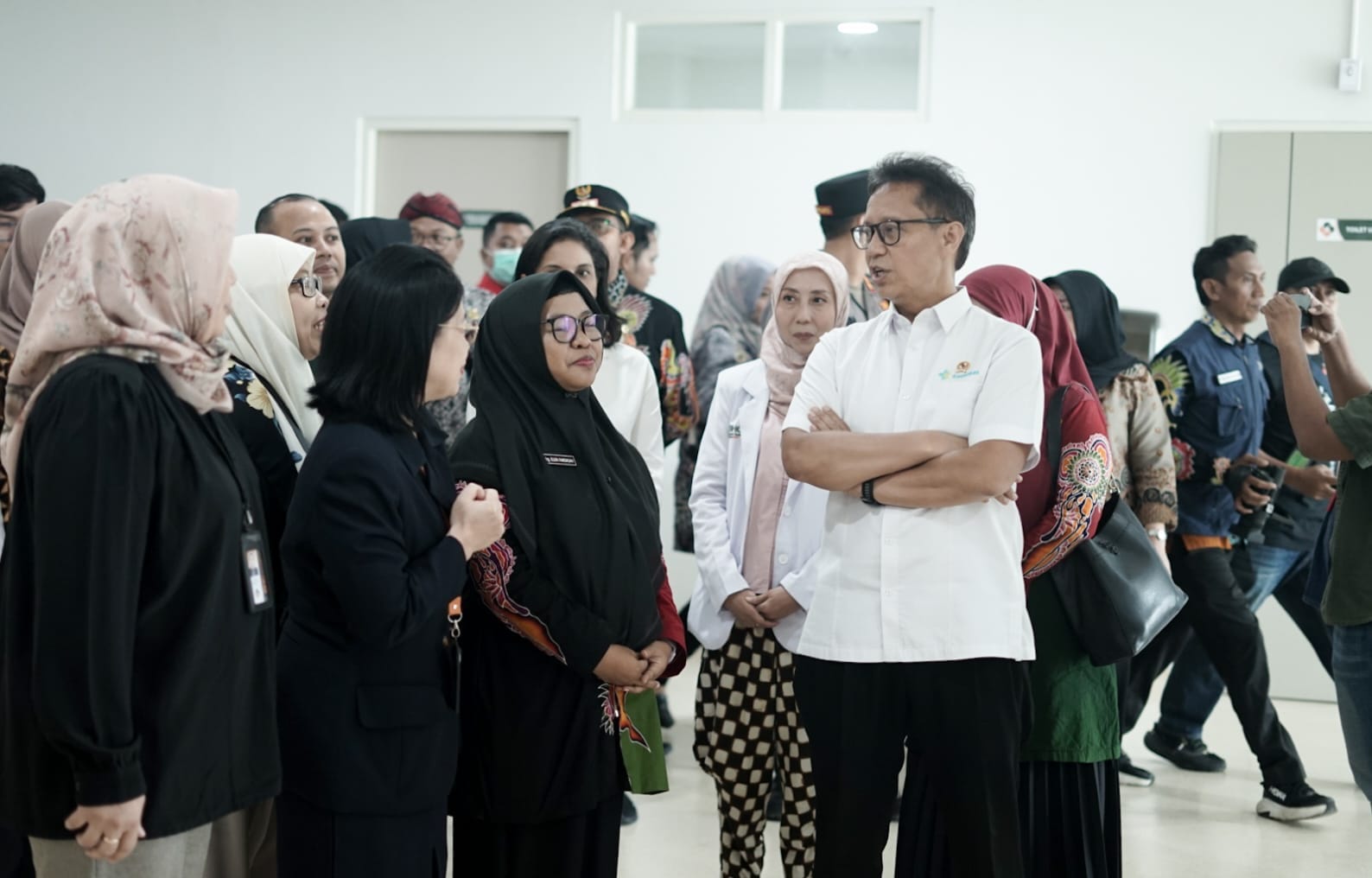 TINJAU LANGSUNG: Menteri Kesehatan  RI  (baju putih) mengunjungi Rumah Sakit Baghraf Health Care (BHC) di Jalan Jokotole Lingkar Barat, Desa Babbalan, Kecamatan Batuan, Sumenep, kemarin (28/8).