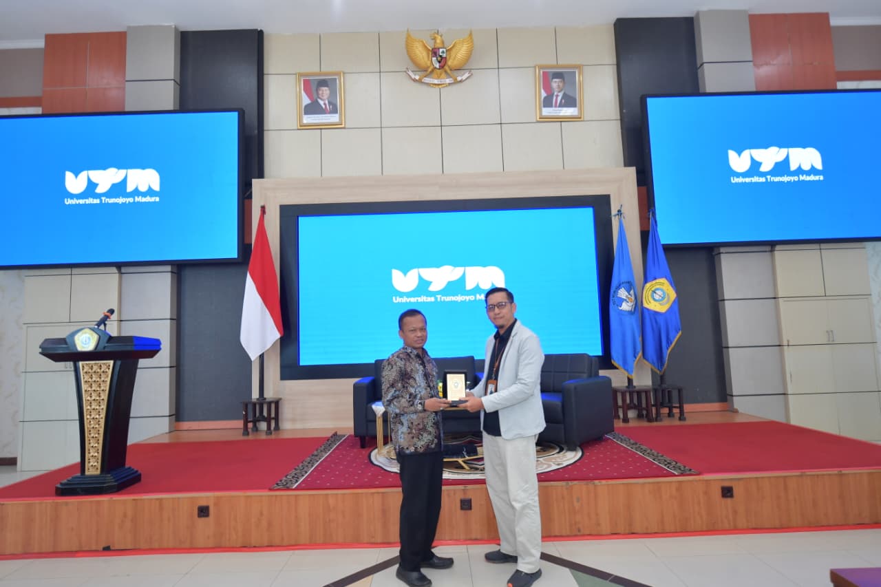 DEKAT: Kepala BPJS Kesehatan Cabang Pamekasan Nuzuludin Hasan (kanan) dan Rektor UTM Prof. Dr. Syafi
