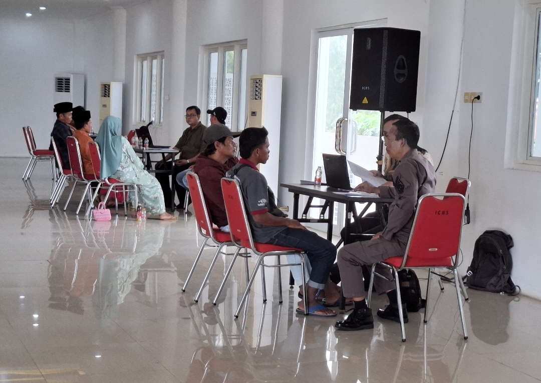 KETAT: Penyidik Kejati Jatim saat meminta keterangan sejumlah penerima BSPS di Gedung Islamic Center di Desa/Kecamatan Batuan, Sumenep, Kamis (22/5).