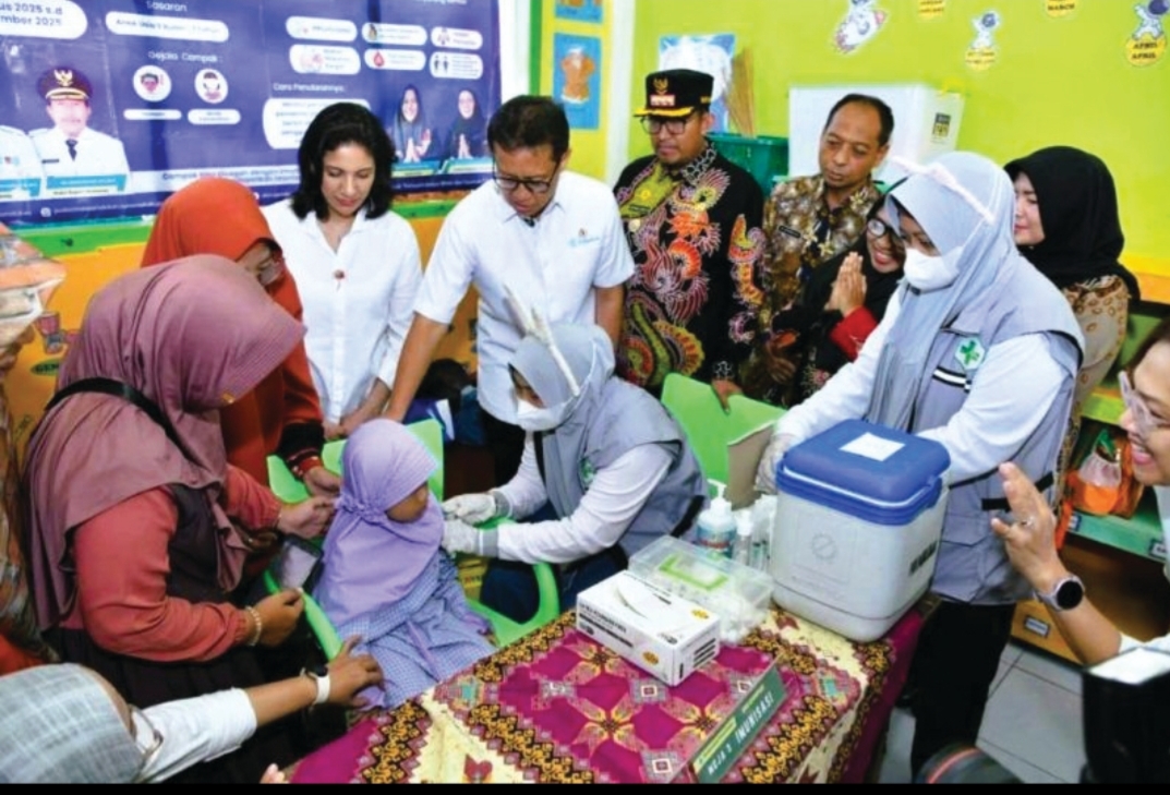 TURUN LANGSUNG: Menkes Budi Gunadi Sadikin didampingi Bupati Sumenep Achmad Fauzi Wongsojudo saat memantau proses vaksinasi di TK Qurrata A&rsquo;yun di Desa Marengan Daya, Kecamatan Kota Sumenep, (28/8).