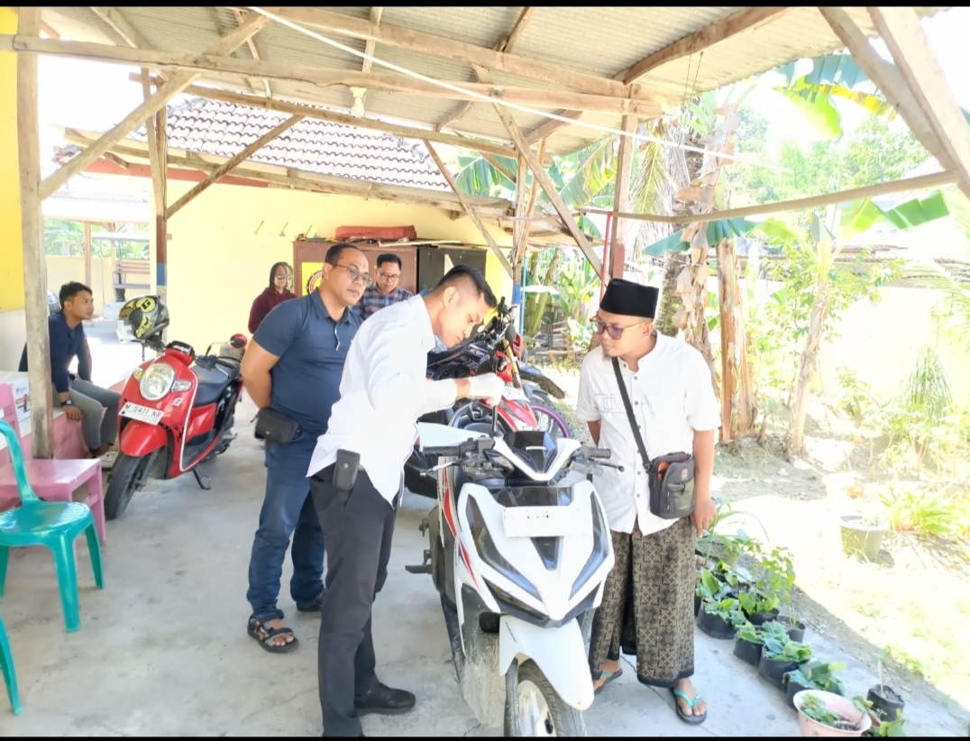 TEROR: Anggota Polsek Kedungdung melakukan olah TKP di rumah korban yang terletak di Desa Batuporo Barat, Kecamatan Kedungdung, Sampang, Rabu (27/8).