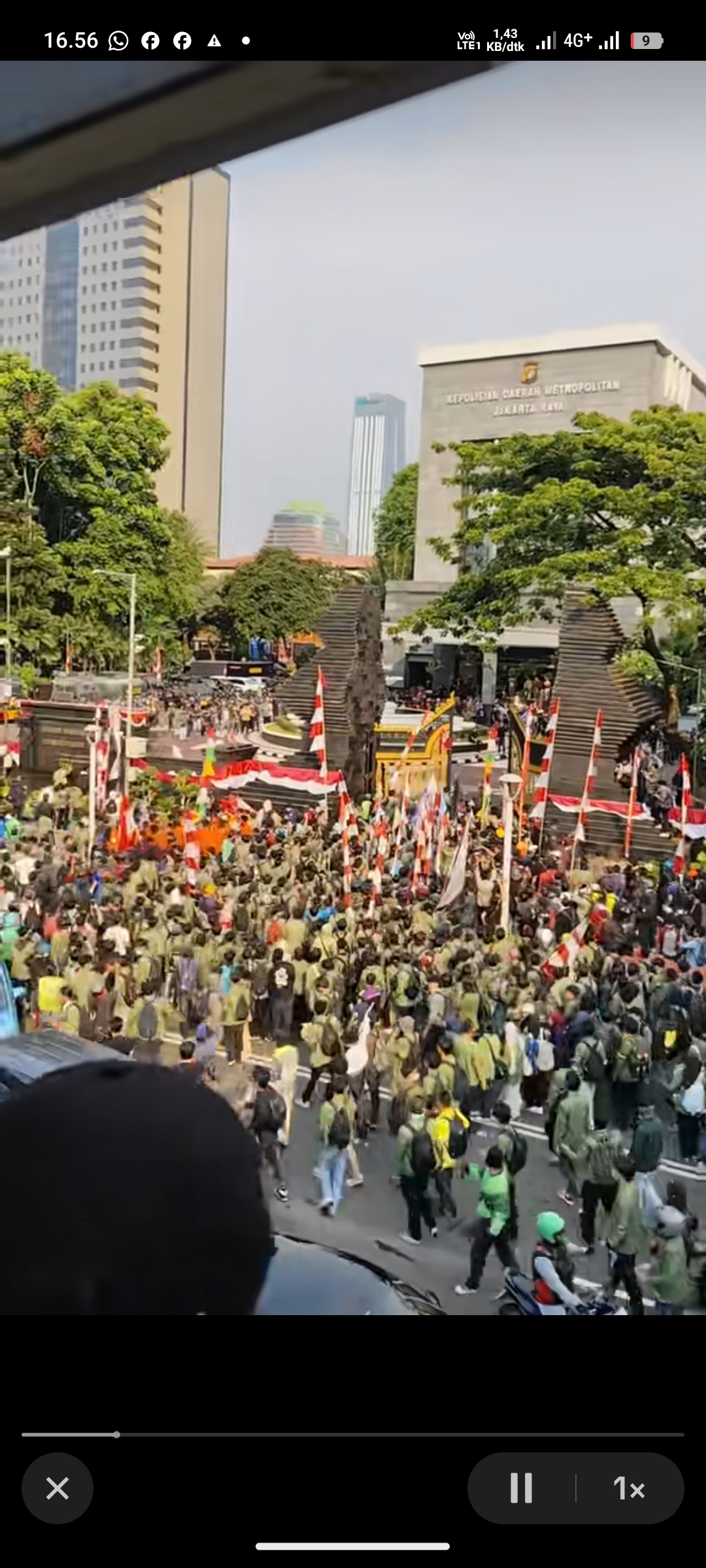 Aksi demo di depan gedung Polda Metro tuntut pengusutan kasus tewasnya Affan Kurniawan.