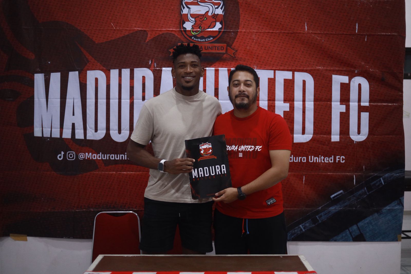 AMUNISI BARU: Manajer MU Umar A. Wachdin (kanan) berfoto dengan Jorge Ambrosio Mendonca (kiri) usai menandatangani kontrak kerja sama.