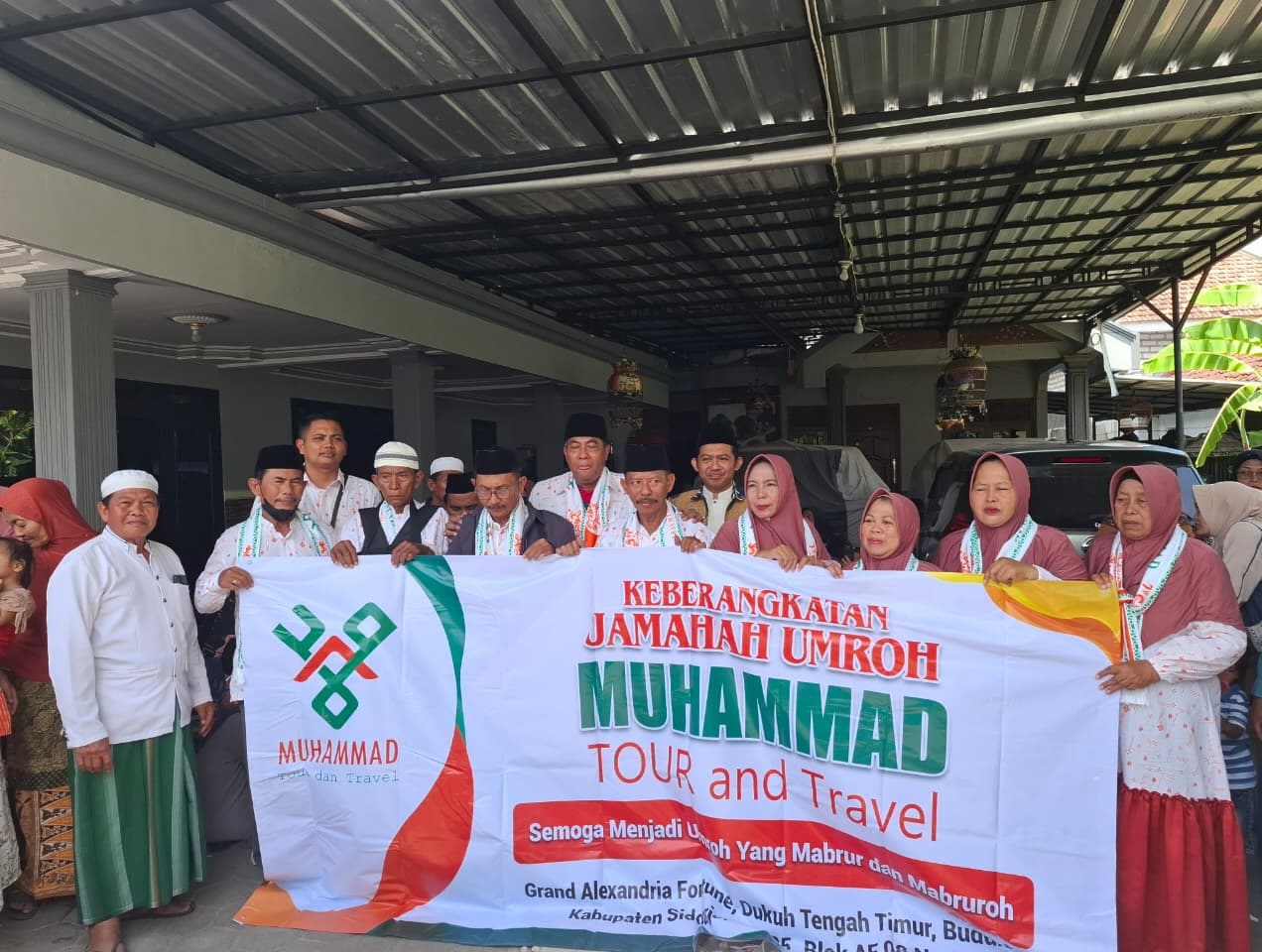 PERJALANAN SUCI: Sejumlah jamaah umrah PT Mohammad Tour dan Travel diberangkatkan dari Desa Kertasada, Kecamatan Kalianget, Kamis (28/-8).