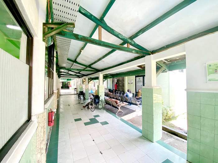 LAYANAN: Pengunjung berada di sekitar RSUD Smart Pamekasan Jumat (29/8). (MOH. IQBAL AFGANI/JPRM)