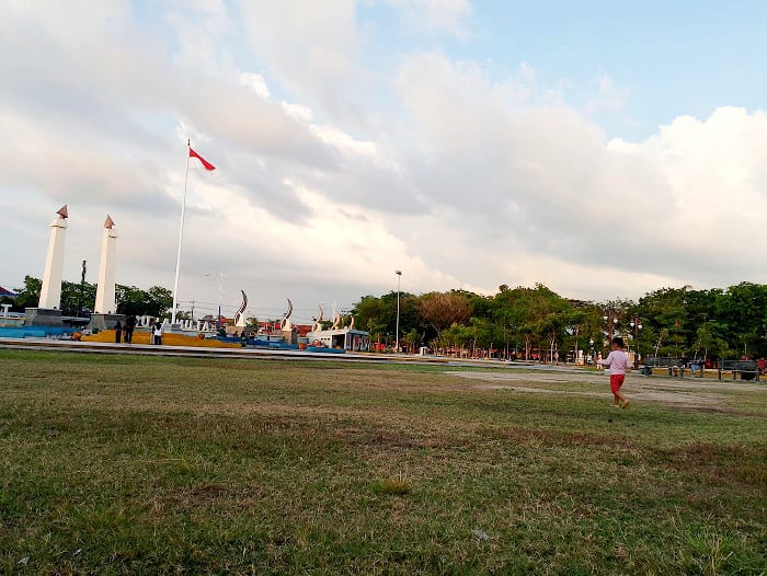 SEHAT: Bocah tengah bermain di area Alun-Alun Trunojoyo Sampang, Selasa (26/8). (UBAIDILLAHIR RAIE/JPRM)