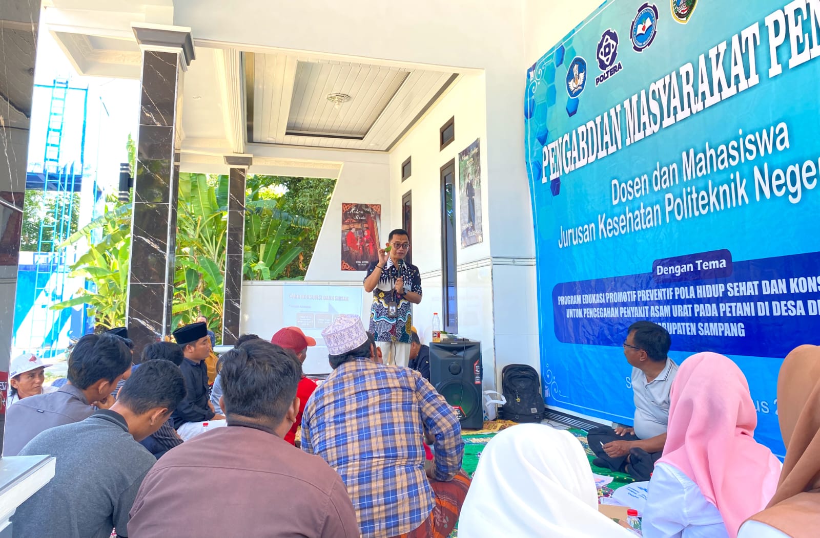 MENGABDI: Dosen Prodi D3 Keperawatan Jurusan Kesehatan Poltera, Mohammad Nur memberikan pemaparan pengabdian masyarakat di Desa Dharma Camplong, Kecamatan Camplong, Sampang, Rabu (20/8).