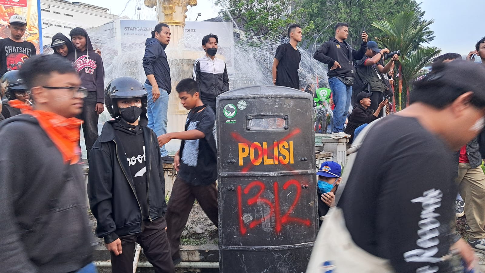 Suasana pada saat aksi solidaritas di Surabaya pada 29 Agustus 2025