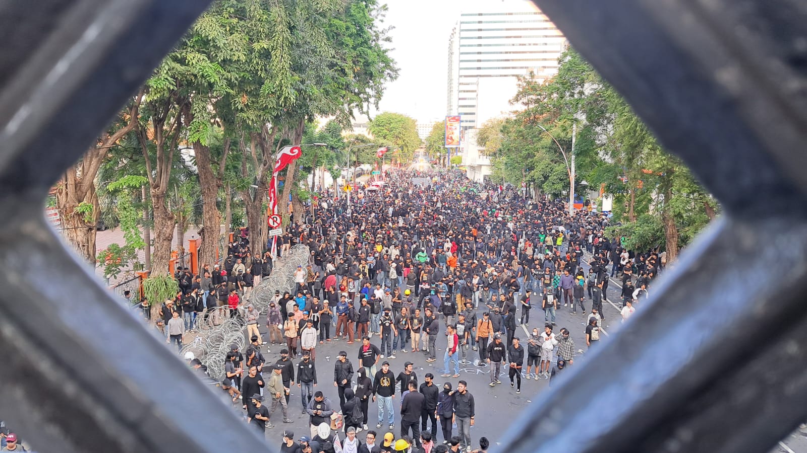 Ribuan Massa Aksi turun ke jalan untuk aksi solidaritas di Surabaya
