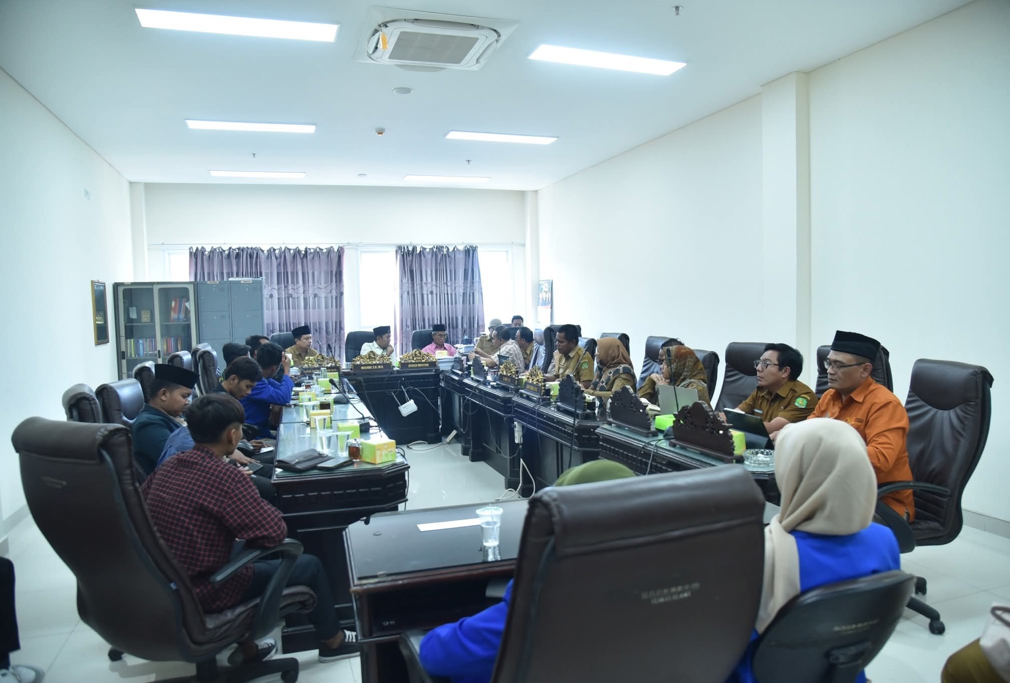 DIGUGAT: Dinsos P3A Sumenep bersama komisi IV menerima audiensi dari mahasiswa di ruang Komisi IV DPRD Sumenep, Selasa (26/8).
