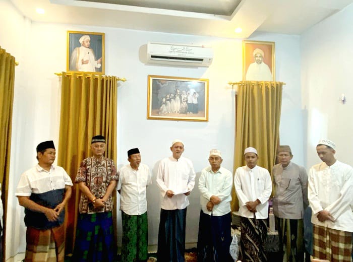 SATU TUJUAN: Juru bicara zuriah Syaikhona Muhammad Kholil KH Imam Buchori (empat dari kiri) memberikan keterangan pers di Kelurahan Demangan, Bangkalan, Minggu (31/8). (JUPRI/JPRM)