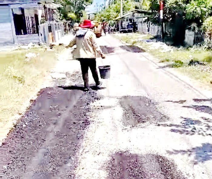 HARAP PERLAHAN: Pekerja sedang melakukan pengaspalan ruas jalan Kecamatan Raas pada Rabu (27/8). (PAUZI UNTUK JPRM)