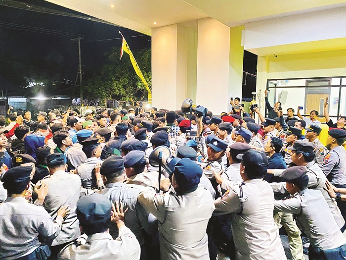 PROTES: Polisi menahan dorongan massa saat memaksa masuk ke Mapolres Pamekasan, Sabtu (30/8) malam. (FAHMI JALIL/JPRM)