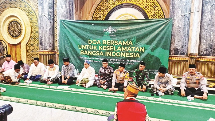BERMUNAJAT: PCNU dan Forkopimda Bangkalangelar doa bersama untuk keselamatan bangsa Indonesia di Masjid Al-Muammar, Maqbaroh Syaichona Mohammad Cholil, Desa Martajasah, Minggu (31/8) malam.
