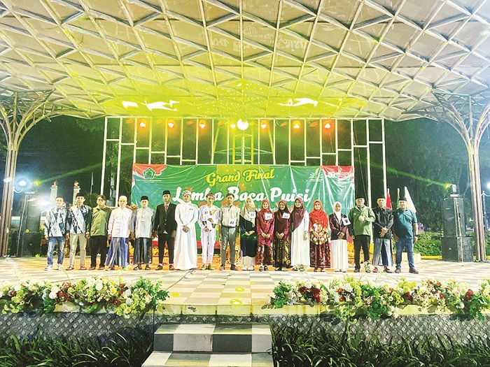 BERDOA UNTUK NEGERI: Peserta Lomba Baca Puisi ISNU Sampang berfoto bersama usai grand final dan doa bersama untuk kedamaian Indonesia di Taman Wijaya Kusuma, Sampang, Minggu (31/8). (ISNU UNTUK JPRM)