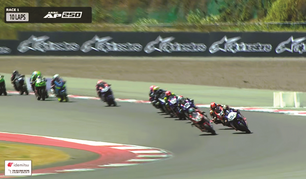 KOMPETITIF: Robby Sakera yang menunggangi motor bernomor 157 berusaha menjadi yang terdepan di ajang balapan ARRC di Sirkuit Mandalika, Sabtu (30/8).