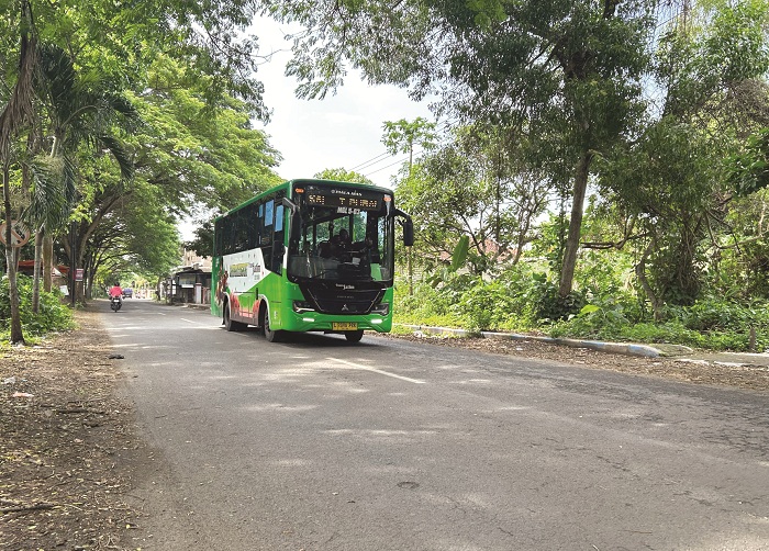 TRANSPORTASI PUBLIK: Bus Trans Jatim melintas di Jalan Raya Martajasah, Kamis (12/6). (VIVIN AGUSTIN HARTONO/JPRM)