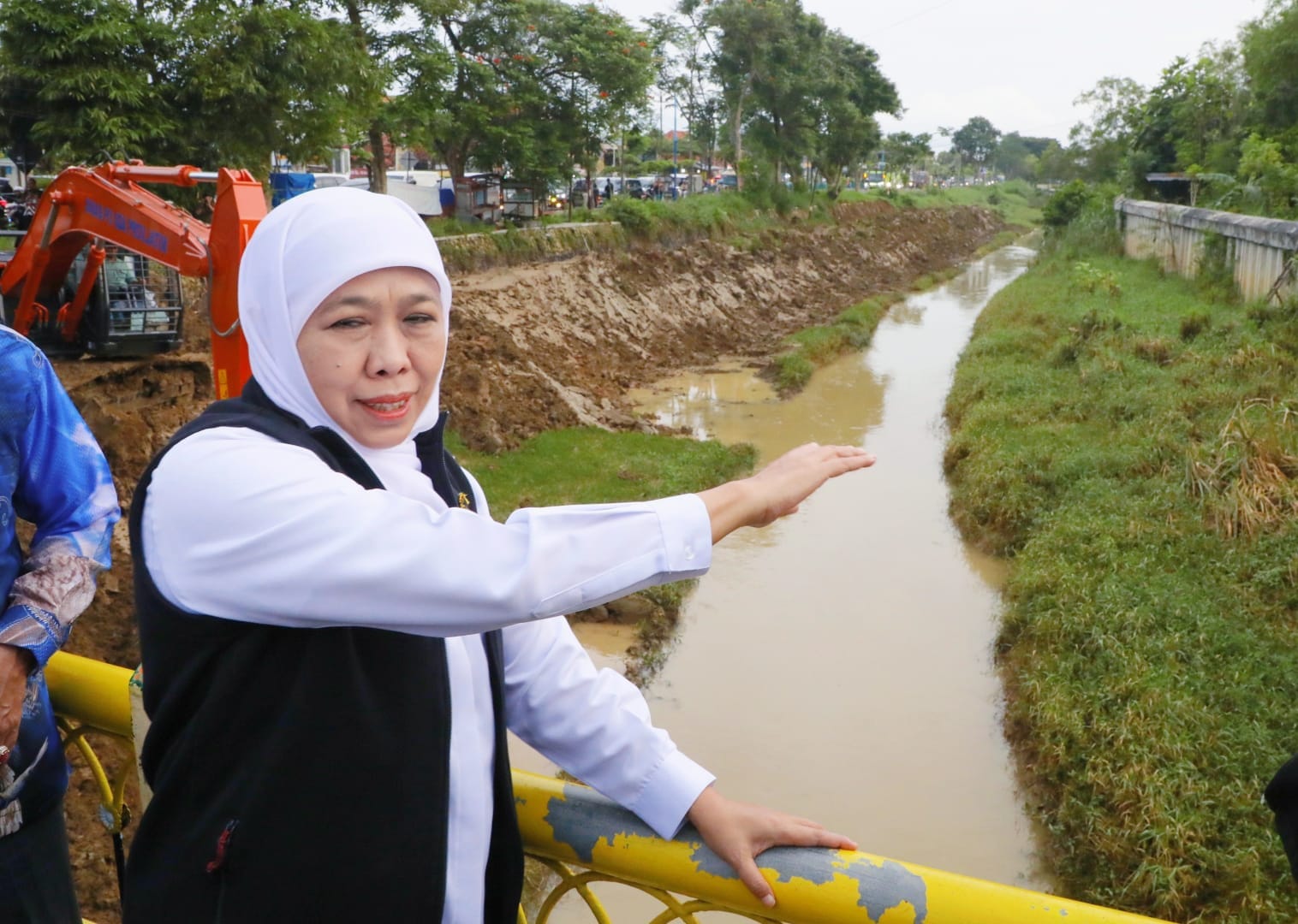PEMANTAUAN: Gubernur Jatim Khofifah Indar Parawansa saat meninjau Sungai Jombang (23/5).