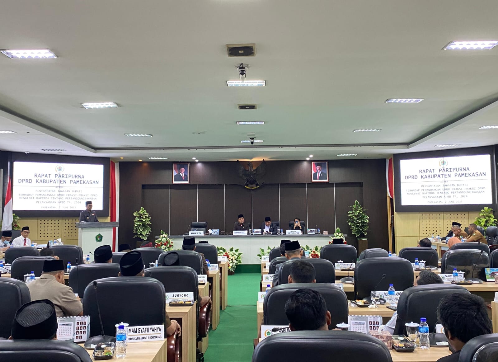 TEGAS: Bupati Pamekasan KH Kholilurrahman menyampaikan jawaban terhadap PU fraksi-fraksi dalam sidang paripurna, Senin (2/6).