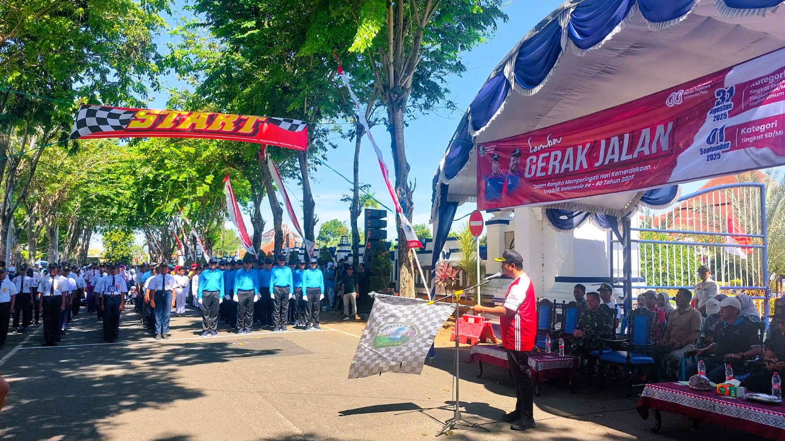 LEPAS: Wakil Bupati Sampang Ahmad Mahfudz melepas keberangkatan peserta lomba gerak jalan di depan Pendopo Trunojoyo Sampang Minggu (31/8).