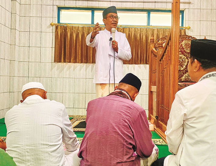MERAKYAT: Bupati Pamekasan KH Kholilurrahman saat mengisi kegiatan Safari Jumat di Kecamatan Waru, Pamekasan, Jumat (13/6). (MOH. IQBAL AFGANI/JPRM)