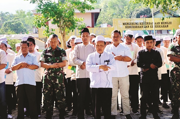 DUKA MENDALAM: Civitas academica, prajurit TNI dan Polri melaksanakan salat Gaib di halaman kampus IAI Al Khairat Pamekasan, Minggu (31/8). (IAI AL KHAIRAT UNTUK JPRM)
