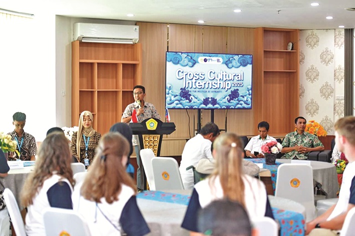 BERI ARAHAN: Warek I UTM Prof Dr Achmad Amzeri menyampaikan sambutan dalam kegiatan magang budaya Selasa (2/9). (UTM UNTUK JPRM UTM UNTUK JPRM)