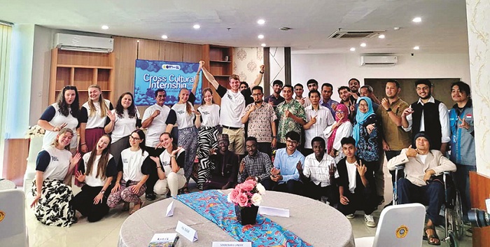 AKRAB: Warek I Prof Dr Achmad Amzeri, Warek II Ari Basuki, Warek III UTM Surokim Abdussalam foto bersama mahasiswa Palacky University, Ceko, di lantai 9 rektorat Selasa (2/9). (ZEINAL ABIDIN/JPRM)