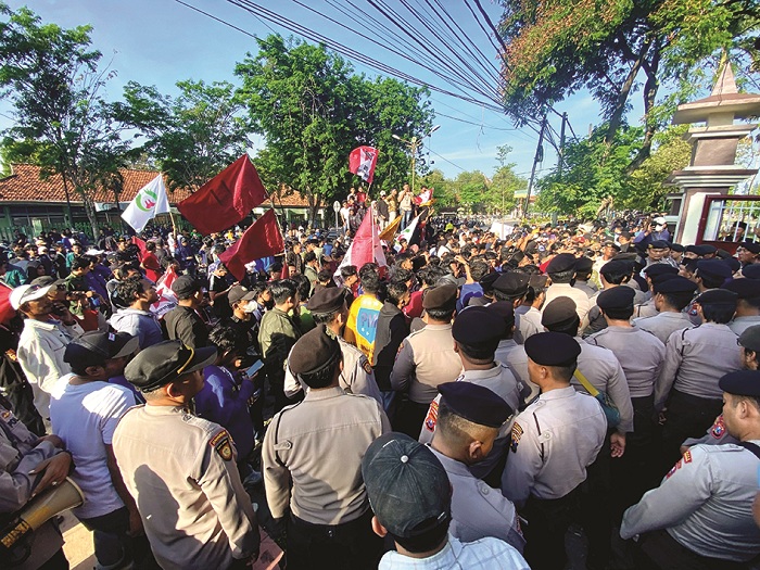 JADI ATENSI: Ratusan mahasiswa melakukan aksi demo ke kantor DPRD Pamekasan Selasa (2/9). (MOH. IQBAL AFGANI/JPRM)