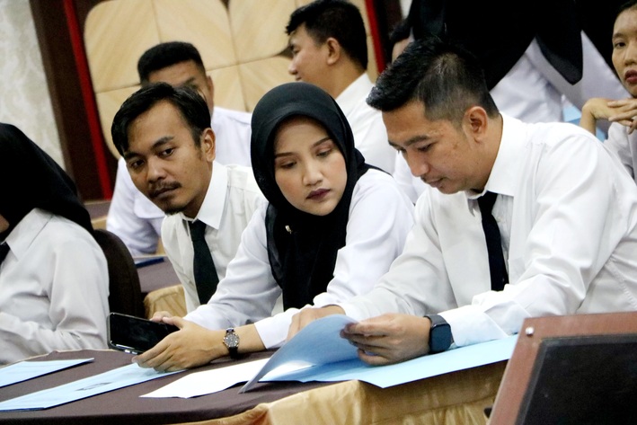 ILUSTRASI: ASN Lingkup pemkab mengenakan baju putih dan hitam saat pelantikan. (ANOM BAGASKORO/RADAR JOGJA)
