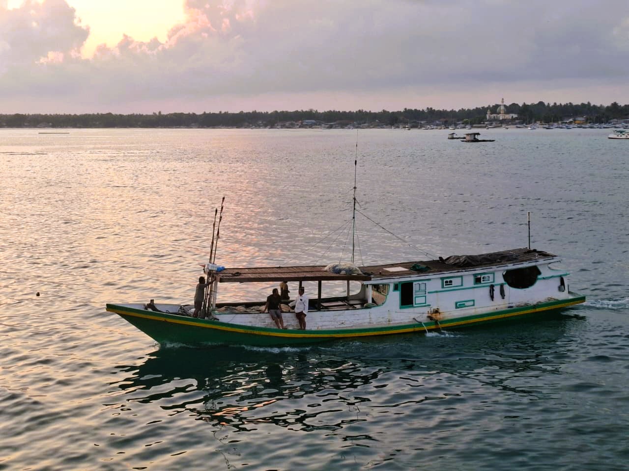 MELAUT: Sejumlah nelayan di Pulau Masalembu saat mau pergi melaut, Jumat (25/7).