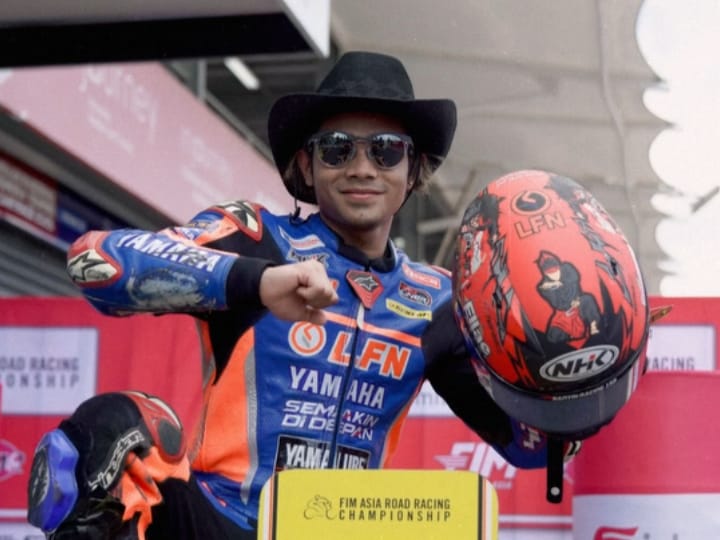 BERJAYA: Murobbil Vitoni berpose setelah menjadi juara pertama di race kedua ARRC yang digelar di Sirkuit Mandalika, Minggu (31/8).