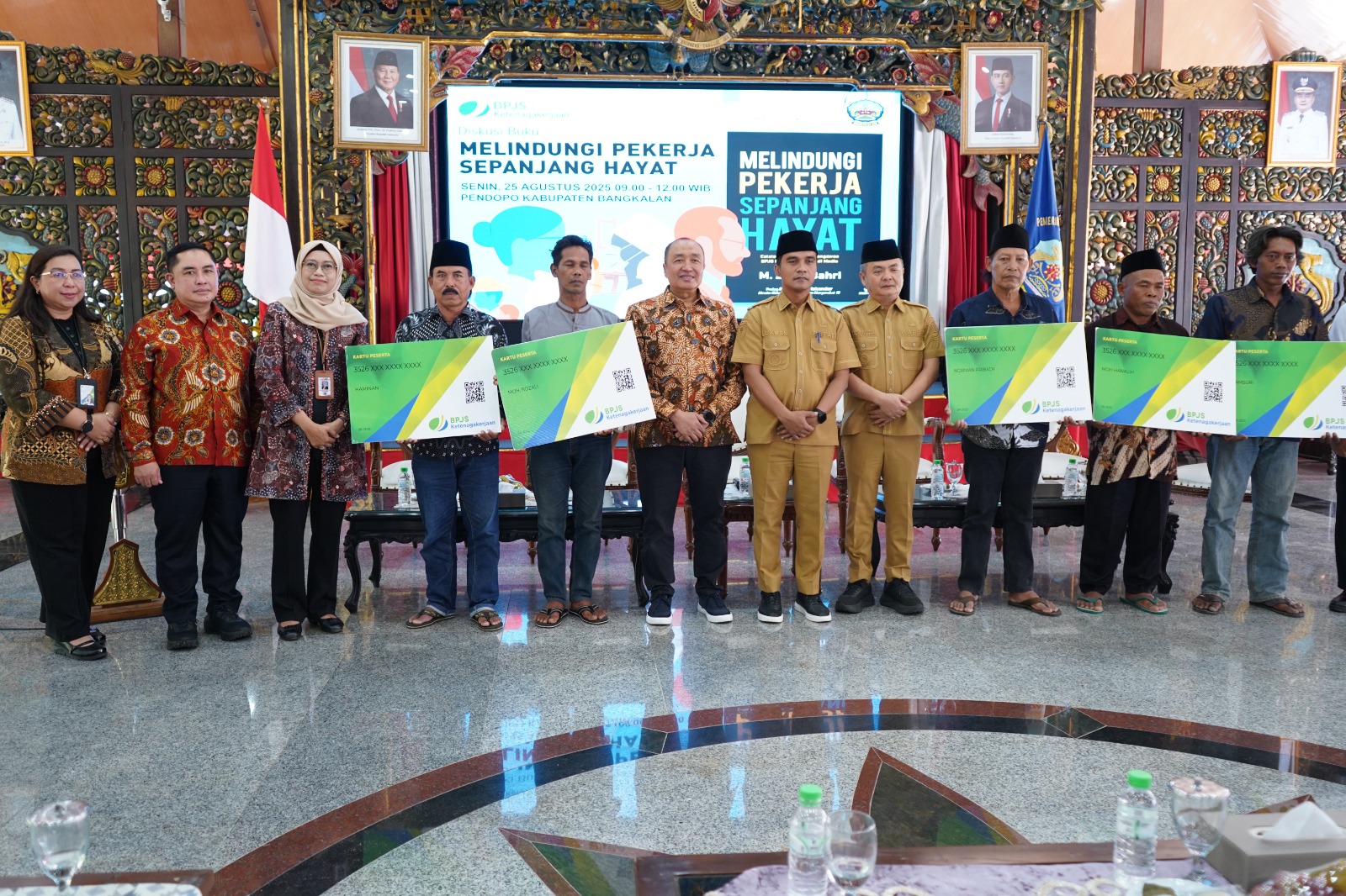 SIMBOLIS : Anita Puji Utami foto bersama para penerima CSR didampingi Bupati Bangkalan Lukman Hakim dan Wakil Bupati Moch. Fauzan Jakfar.