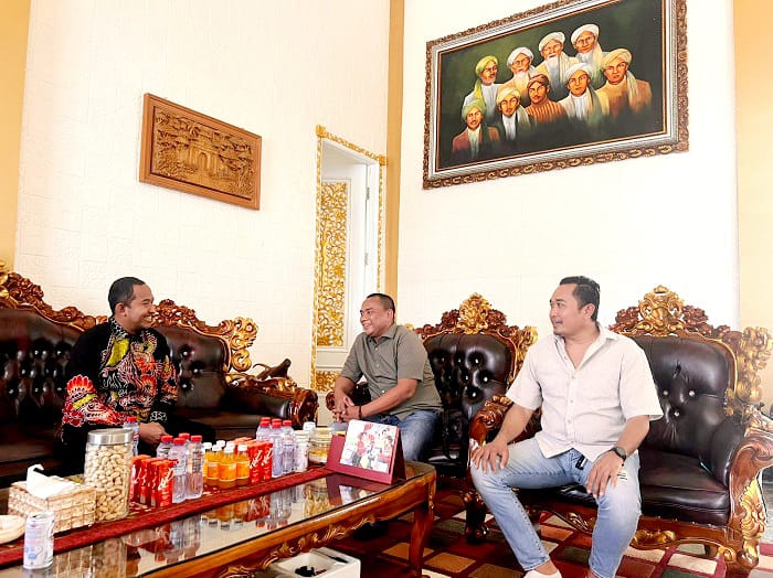 BERSINERGI: Kabiro Sumenep Luqman Hakim (tengah) dan Wakabiro Hendra Apri Purwadi bersilaturahmi dengan Bupati Achmad Fauzi Wongsojudo di kediamannya, Desa Torbang, Batuan, Senin (1/9).