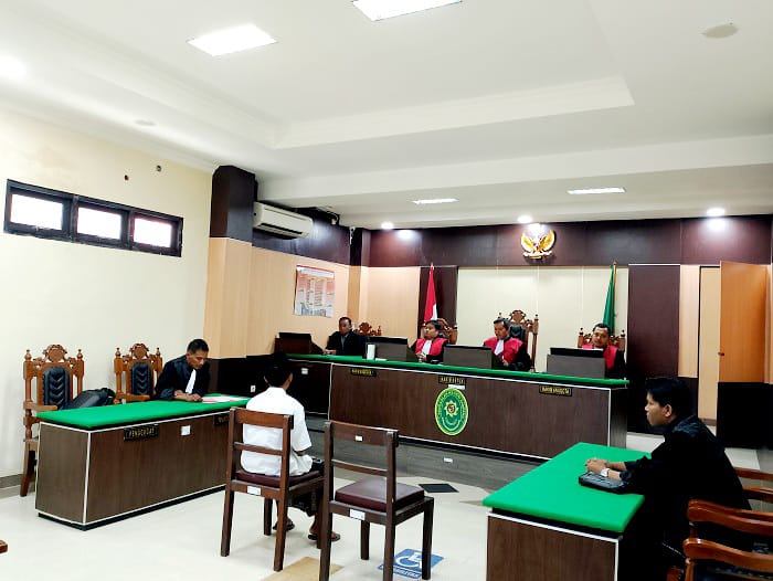 HUKUM: Terdakwa Farel mengikuti sidang tuntutan di Pengadilan Negeri Sampang, Senin (1/9). (UBAIDILLAHIR RAIE/JPRM)