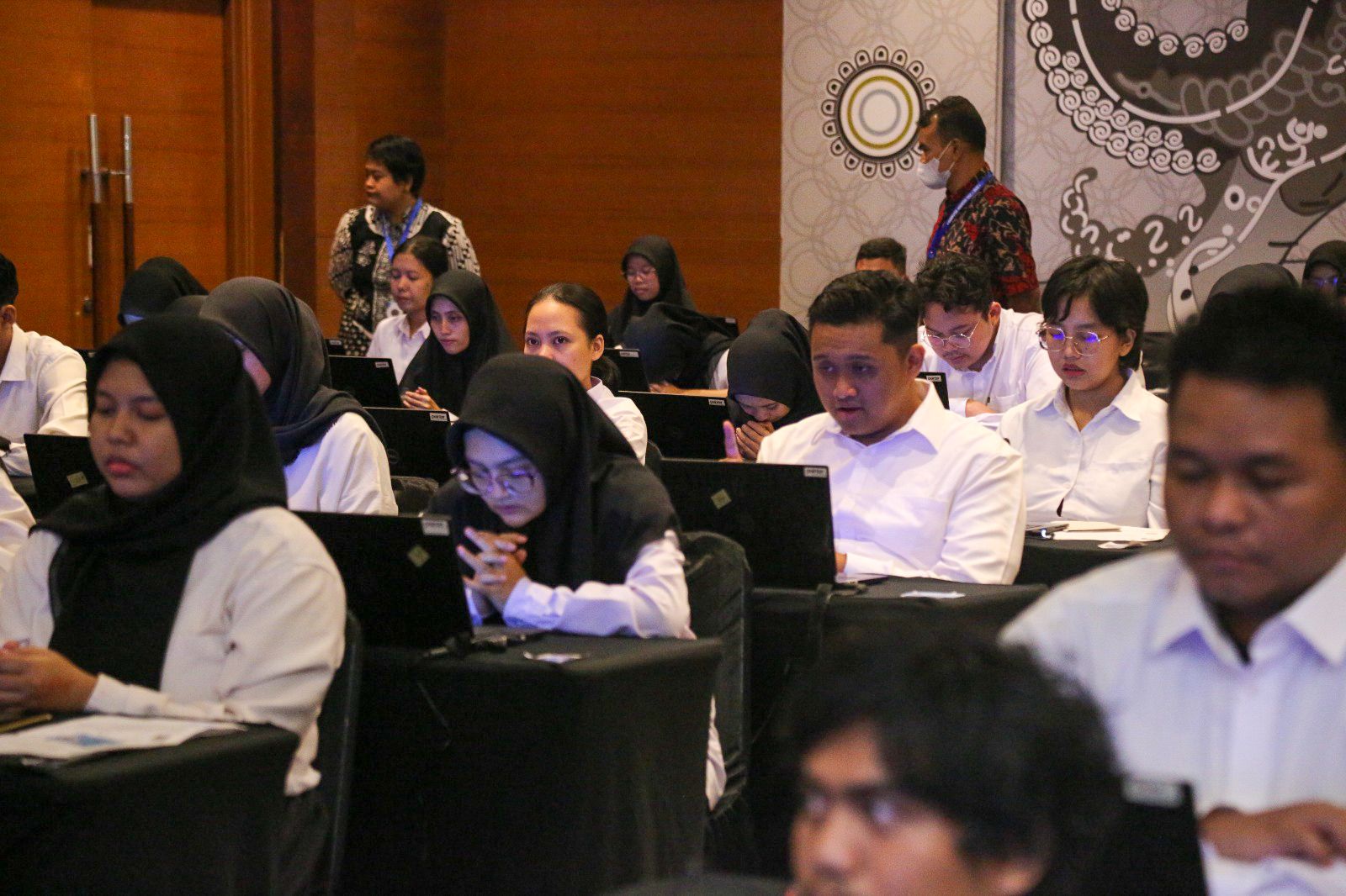 FOKUS: Para Peserta CPNS dan PPPK Sedang fokus mempersiapkan diri untuk melakukan tes.