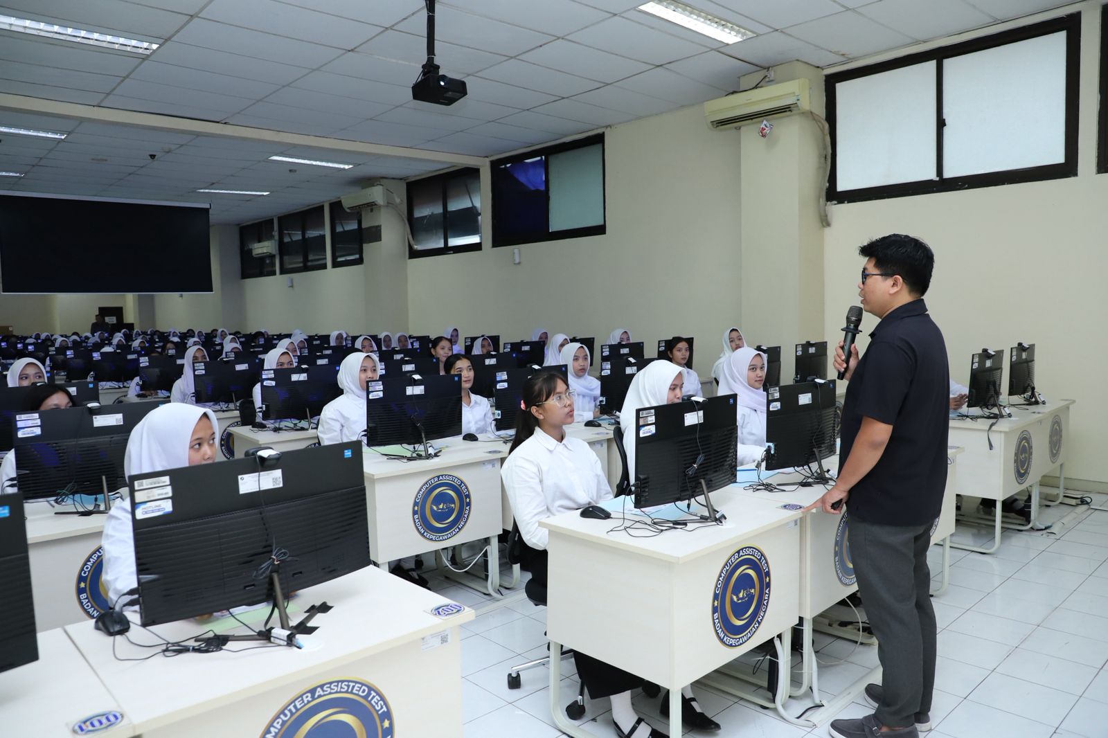 Peserta CPNS dan PPPK fokus mendengarkan penjelasan panitia