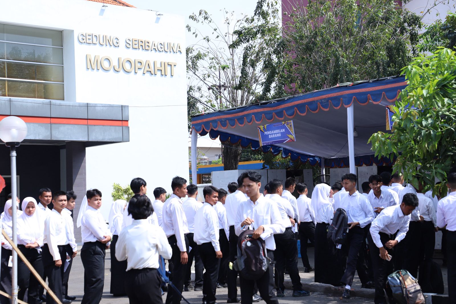 Para peserta CPNS dan PPPK sedang antri untuk melaksanakan tes SKD