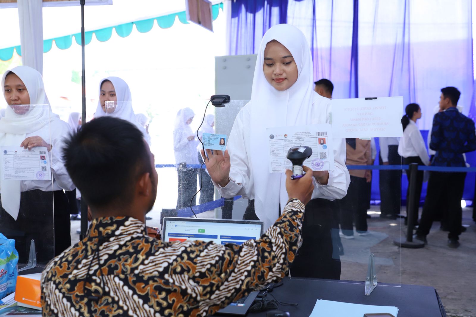 TAAT: Peserta seleksi CPNS dan atau PPPK sedang melakukan verifikasi identitas sebelum melakukan tes SKD
