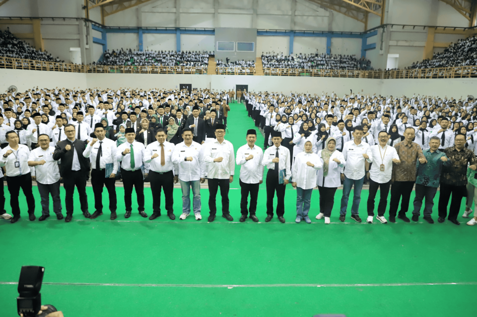 PENUH KEBAHAGIAAN: Penyerahan  SK (Surat Keputusan) Bupati Bandung tentang Pengangkatan CPNS (Calon Pegawai Negeri Sipil) dan PPPK (Pegawai Pemerintah dengan Perjanjian Kerja)