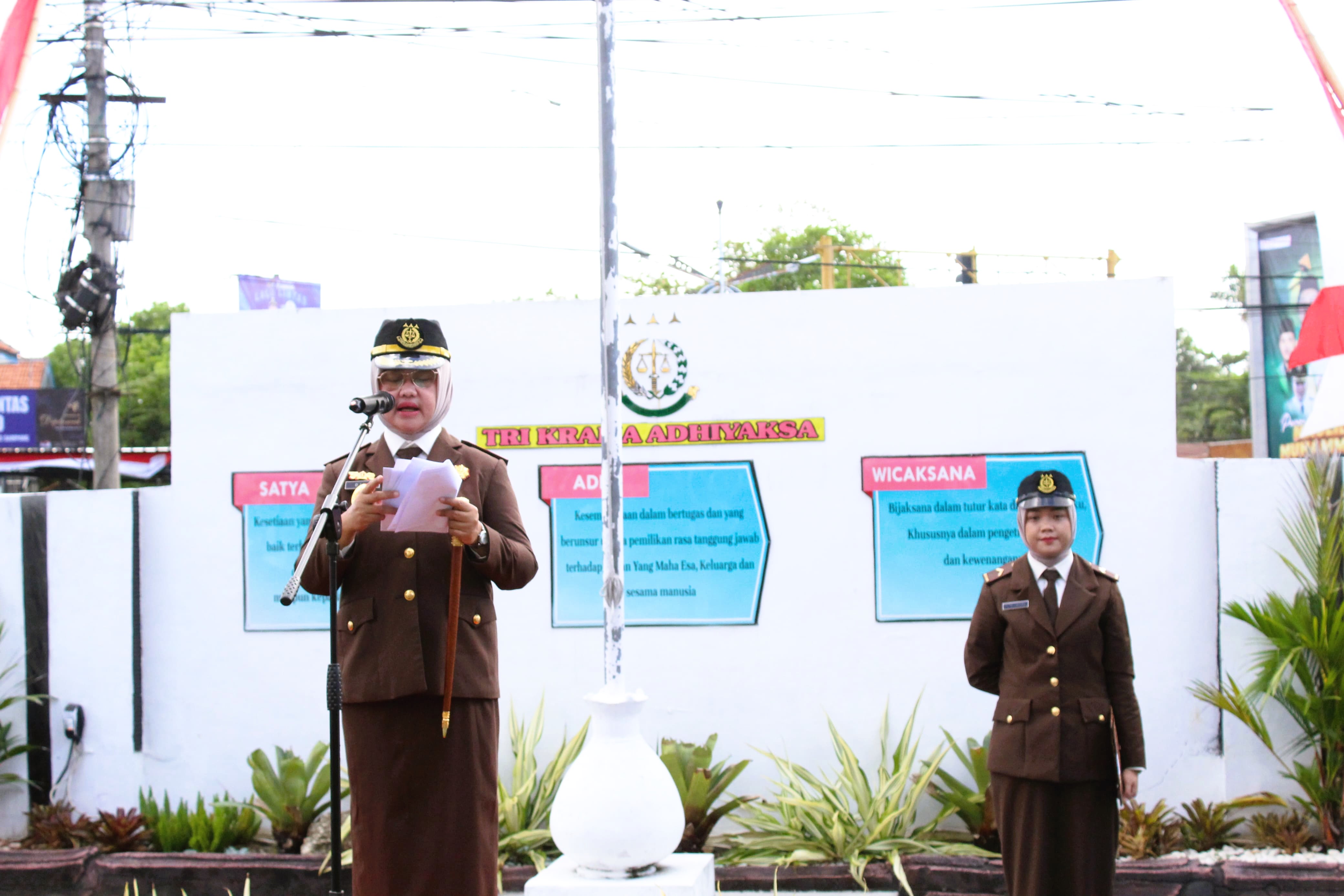 TEGAS: Kajari Sampang Fadilah Helmi saat menyampaikan sambutan pada upacara HUT Kejaksaan RI di halaman kantornya Selasa (2/9/2025).