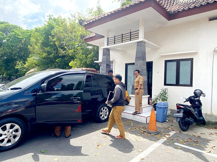 ANTISIPASI: Aparatur sipil negara di lingkungan kantor Setkab Pamekasan memindahkan peralatan, Selasa (2/9). (AYU LATIFAH/JPRM)