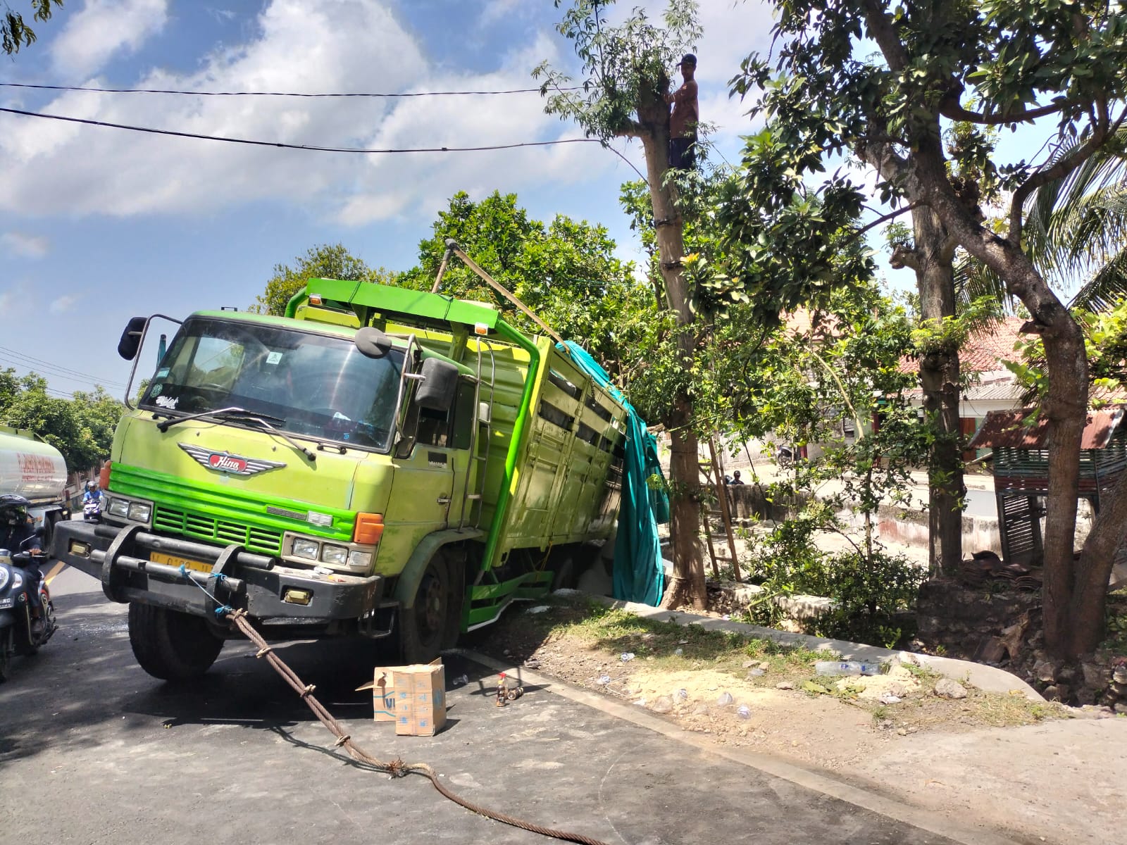 LAKA TUNGGAL: Truk tronton Hino nopol W 9133 UJ tidak kuat naik di tanjakan di jalan raya Desa Paterongan, Kecamatan Galis, Bangkalan, Rabu (3/9).