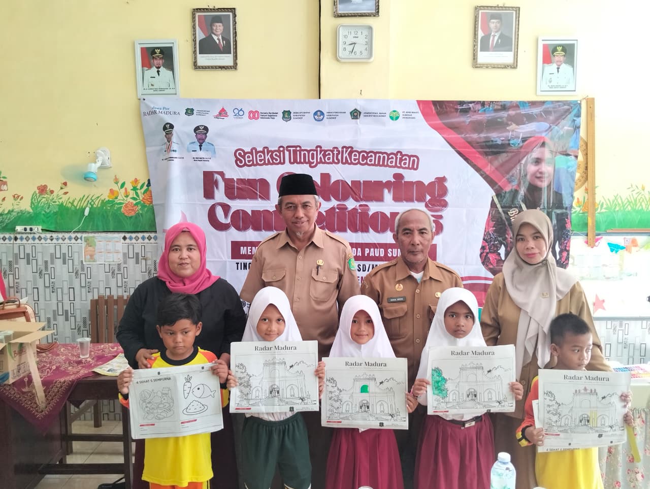 KEBERSAMAAN: dari Ketua Panitia FCC JPRM , Ketua K3S SD Kecamatan Talango , Pengawas SD Kecamatan , Ketua FCC Kecamatan Talango bersama perwakilan peserta