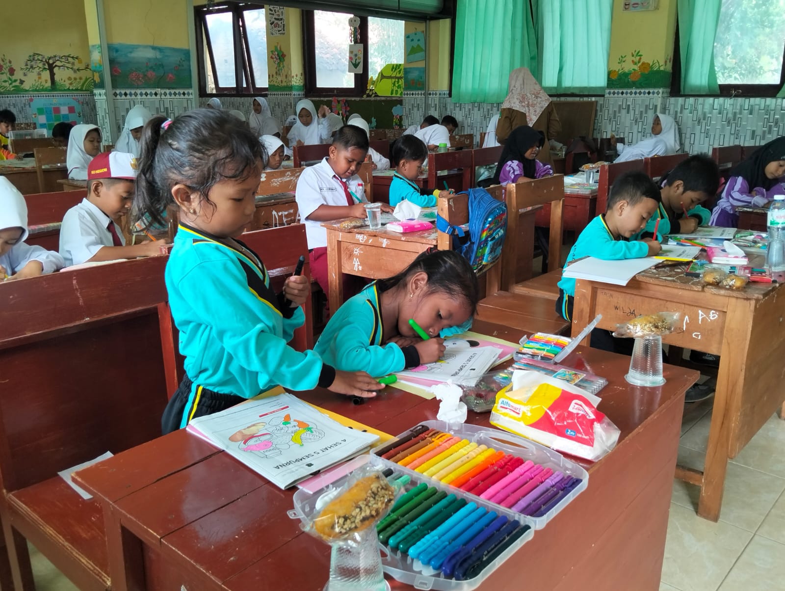 SEMANGAT: Murid kelas I dan II SD/MI Kecamatan Talango saat mengikuti lomba mewarnai FCC di SDN Gapurana 1, Selasa (02/09).