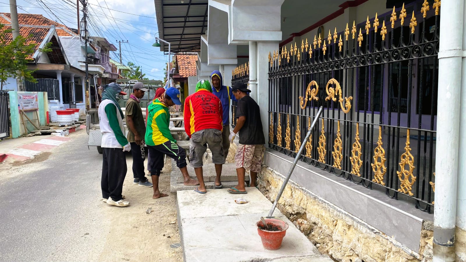 SEDANG DIKERJAKAN: Pekerja memasang tutup beton proyek drainase Jalan Bagandan, Kelurahan Jungcangcang, Pamekasan, Selasa (02/09).