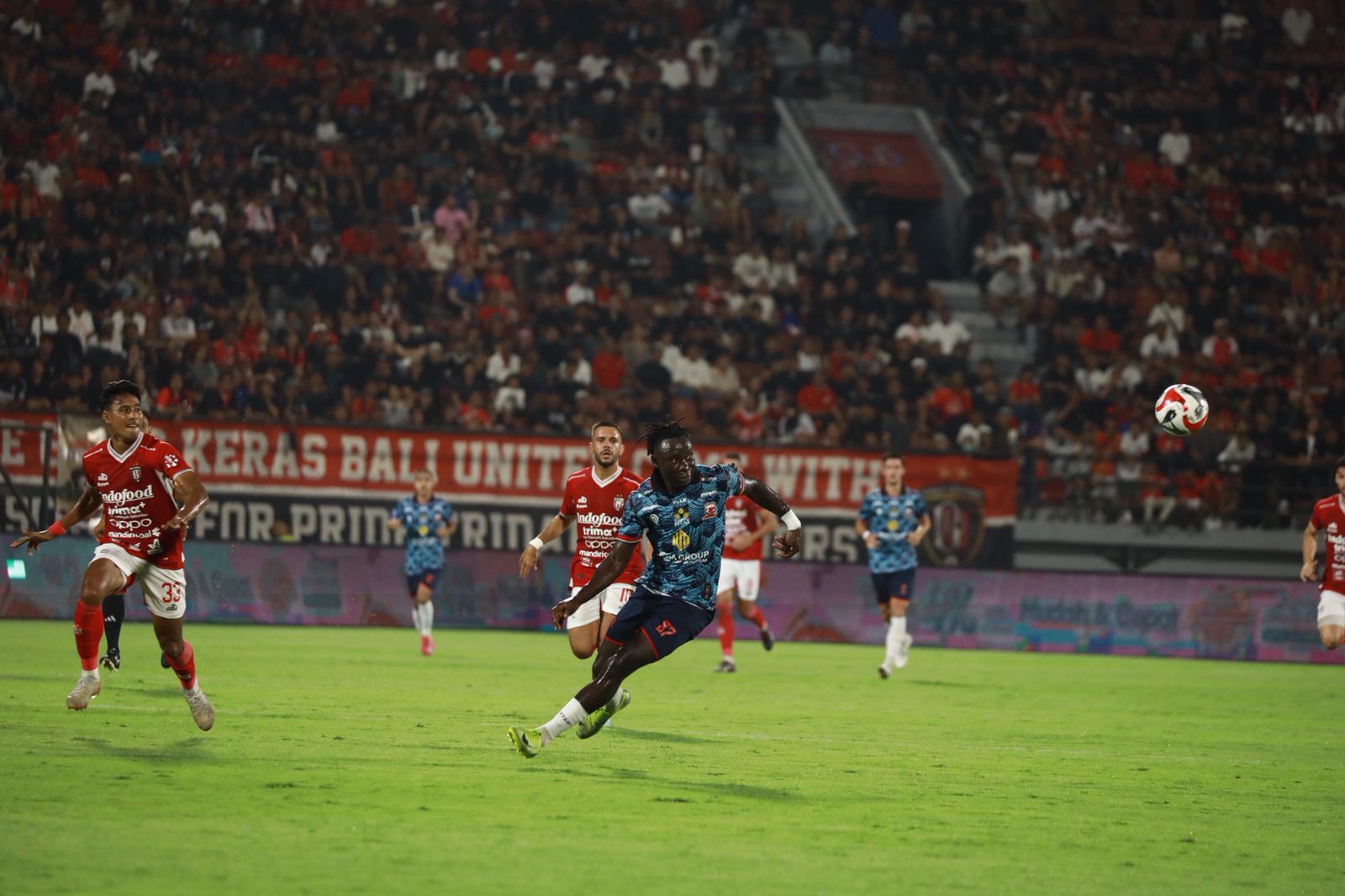 KERAS: Balotelli menendang bola dalam laga bersama Bali United di Stadion Kapten I Wayan Dipta, Gianyar, Bali, Sabtu (30/8) malam.
