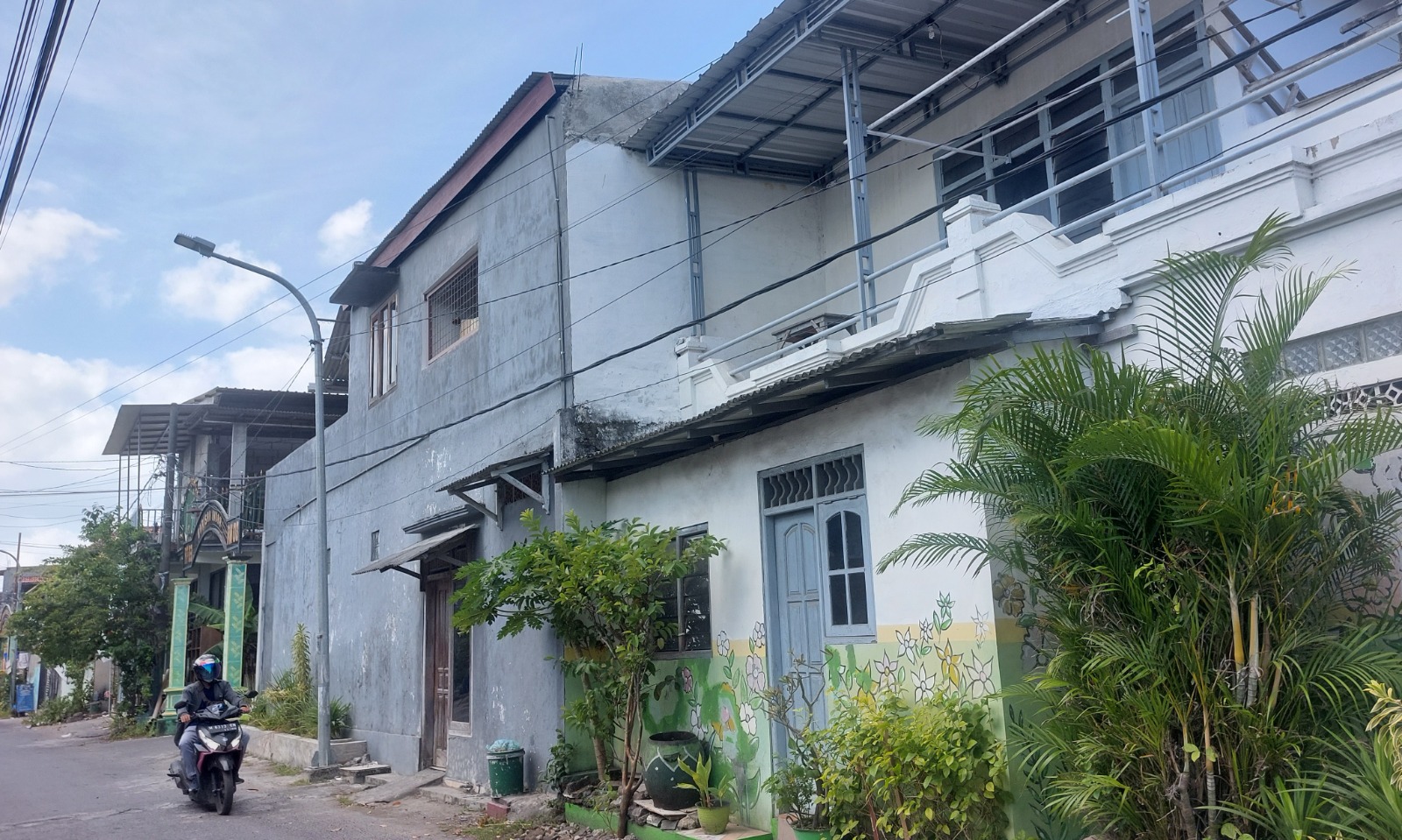 PERMUKIMAN PADAT: Seorang pengendara melintas di sekitar permukiman warga Kelurahan Gunung Sekar, Kecamatan Sampang, Selasa (2/9/2025).