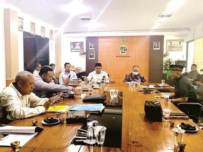 MINTA PENJELASAN: Aktivis LSM Lempar dan tomas mendatangi kantor BPN Rabu&nbsp;(3/9). (JUPRI/JPRM)